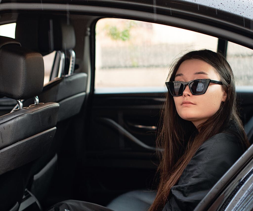 How Can I Book a Limo from JFK Airport to Manhattan?